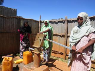 Women at rehabilitated shallow well at Gursum woreda 