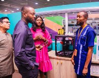 Nigerijský ministr komunikace, inovací a digitální ekonomiky, Dr. Bosun Tijanii, si prohlíží 3D tiskárnu Prusa