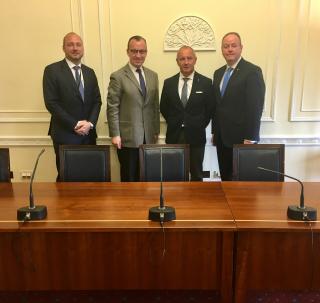 Velvyslanec Sečka a jeho zástupce Jan Brunner v severoirském Parlamentu s poslanci Christopherem Stalfordem a Williamem Humpreyem ze strany Democratic Unionist Party 