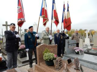 Představitelé historických asociací válečných veteránu u hrobu Andrého Klementa, včetně předsedy sdružení Československých dobrovolníků ve Francii Pavla Lešáka (vlevo). 