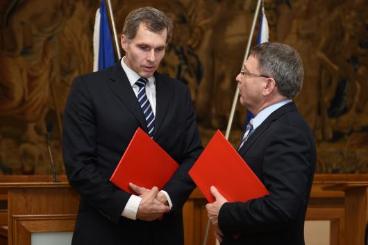 Ministr Lubomír Zaorálek s předsedou Českého olympijského výboru Jiřím Kejvalem