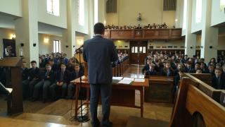 J. Hamáček během svého projevu na Sutton Valence School