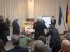 Prezident Václav Klaus přebíra dar od primátora města Dortmund Ullricha Sierau