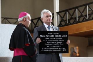 Předání pamětní desky biskupovi ve městě Valdivia 