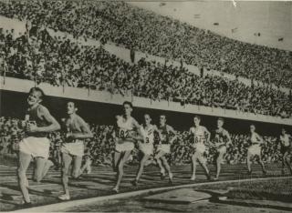 Emil Zátopek lidera la carrera en los Juegos olímpicos en Londres, 1948 