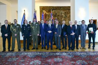 Ministr Lipavský udělil medaile Za zásluhy o diplomacii