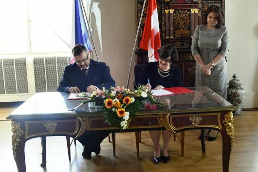 Deputy Minister Tlapa and Canadian Ambassador sign a Joint Declaration on Czech-Canadian cooperation