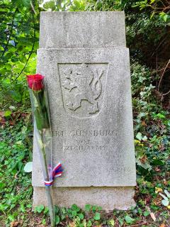 Hrob na hřbitově Ramsey Parkeston Cemetery navštíven 10. září 2020
