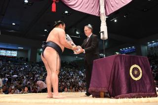 Vítěz soutěže sumo yokozuna Kakuryu Rikisaburo přebírá pohár z rukou velvyslance ČR.