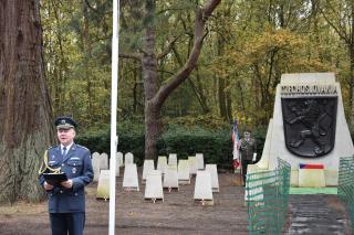 Czech Military attaché Col. Jiří Svatoš during his speech Military attachés of the Czech Republic and Slovakia and Maj. Gen. Otto Schwarz, Ret. saluting during national anthems Col. Jiří Svatoš and Czech veteran Col. Arnošt Polák, Ret. lay a wreath at the Czechoslovak memorial in Brookwood Czechoslovak Memorial at Brookwood Military Cemetery on 30 October 2016 The civilian part of the Brookwood cemetery, where war heroes who passed away after WW2 are buried Publications and refreshments provided by the Czech Embassy