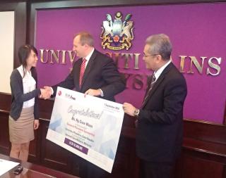 The scholarship from the University of Pardubice to Ms. Ng Siow Woon PhD Student, School of Physics USM, was handed over by Ambassador of the Czech Republic in Malaysia Mr. Rudolf Hykl and Prof. Omar Osman Vice-Chancellor of USM (righ)