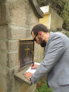 Deputy Minister Kopečný signs the memorial book 