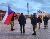 Předání vlajky mezi veliteli 5. a 6. jednotky VP KFOR