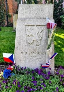 Hrob na hřbitově All Saints Churchyard v Honington navštíven 21. dubna 2021