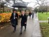 Ministr Greg Hands a velvyslanec Libor Sečka cestou k československým hrobům na Bropmton Cemetery v londýnské čtvrti Chelsea