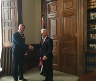 Náměstek ministra zahraničí ČR Jakub Dürr se vítá s britským juniorním ministrem Sirem Alanem Duncanem