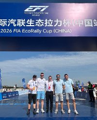 České posádky se zástupcem českého generálního konzulátu na čínské ecoRally