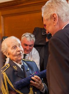 Brigadier General Miroslav Liškutín with the Czech President Miloš Zeman (16 June 2017) 