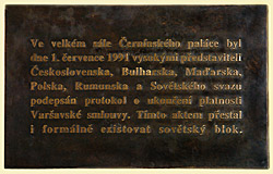 pamětní deska ke zrušení Varšavské smlouvy