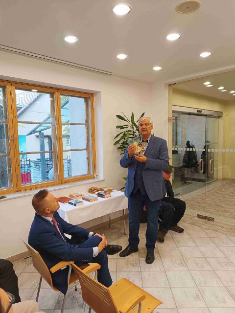 Raul Rebane brought only a few editions of Švejk that he owns.