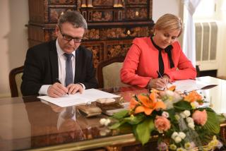 Ministr Lubomír Zaorálek podepsal Memorandum o spolupráci mezi MZV ČR a Asociací krajů