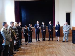 Les discours avant le commencement de la réception.              