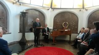 Ministr kultury Daniel Herman v Mauzoleu Jana Amose Komenského v Naardenu 