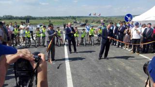 Slavnostní otevření obchovatu - premiér P. Filip, vedoucí Delegace EU P. Michalko, starosta Ungheni A. Ambros  