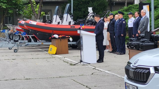 2 Ministr vnitra Adrian Efros a předávané speciální vybavení
