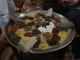   Tradiční etiopský pokrm - placka injera - jí se rukou 