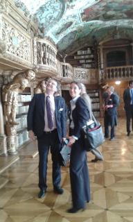 Herr Dr. Tomáš Kafka und Frau Dr. Franziska Armbruster in der Klosterbibliothek Waldsassen.