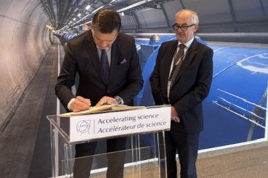 Velvyslanec Beran předal pověřovací listiny generálnímu řediteli CERN Marku Thomsonovi