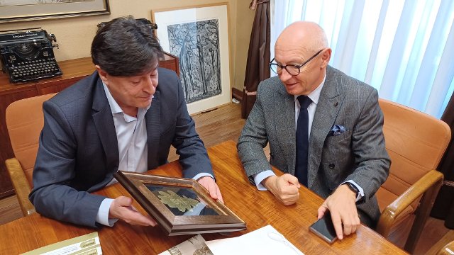 S místostarostou Guerniky, předávajícího list z tzv. Gernického dubu