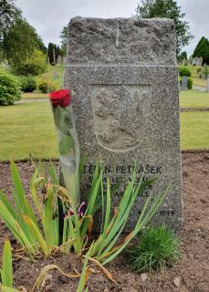 Hrob na hřbitově St. Duthus Cemetery v Tainu navštíven 13. srpna 2020