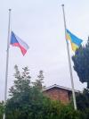 Česká vlajka a ukrajinská vlajka na Velvyslanectví České republiky v Canbeře vlají na půl žerdi 