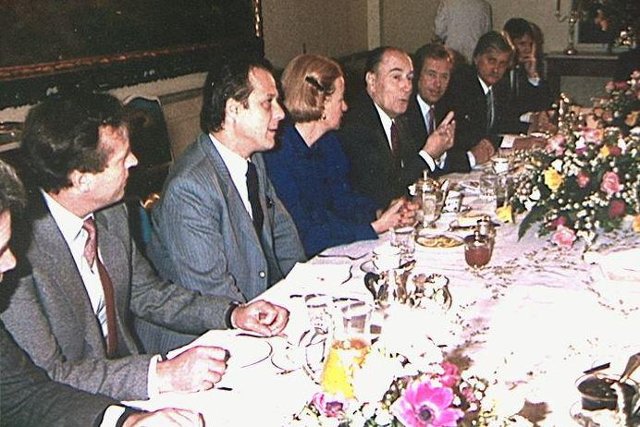 Snídaně fr. prezidenta Mittarranda se zástupci disentu v roce 1988 | Franz. Präsident Mitterrand beim Frühstück mit den Vertretern des  tschechoslowakischen Dissens im Jahr 1988 
