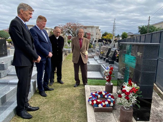 Commemoration of fallen Czechoslovak legionaries in Fuchu - Ambassador of the Czech Republic to Japan together with the Ambassador of the Slovak Republic to Japan accompanied by Japanese historians.