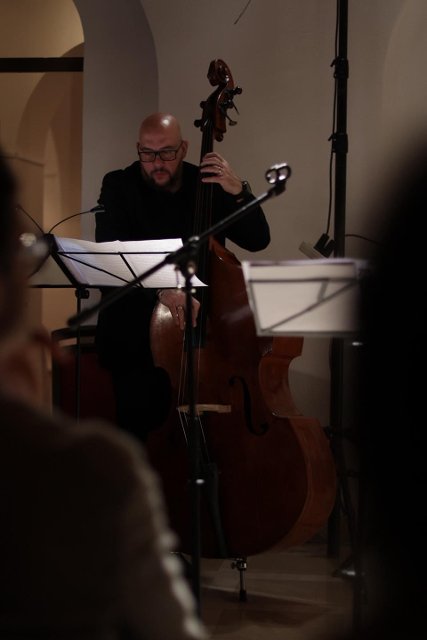 Erinnerung an die Opfer des Holocaust dank der Aufführung „Ein Koffer aus Frankfurt“