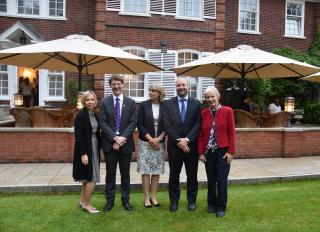 Manželka velvyslance Sabrina Sečková, ředitel ECP Dr. Nigel Brown, Elizabeth Cookeová, předsedkyně Nadace English College, zástupce velvyslance ČR Jan Brunner a Ann Lewisová, předsedkyně správní rady ECP