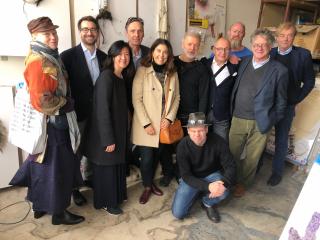 Kulturní delegace během návštěvy ateliéru Krištofa Kintery v Praze