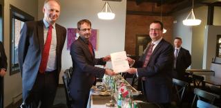 Slavnostní inaugurace nového HK J. Steinskyho (vpravo). Konzulský patent předává náměstek ministra ZV ČR M. Smolek. Nalevo přihlíží velvyslanec P. Hrnčíř.