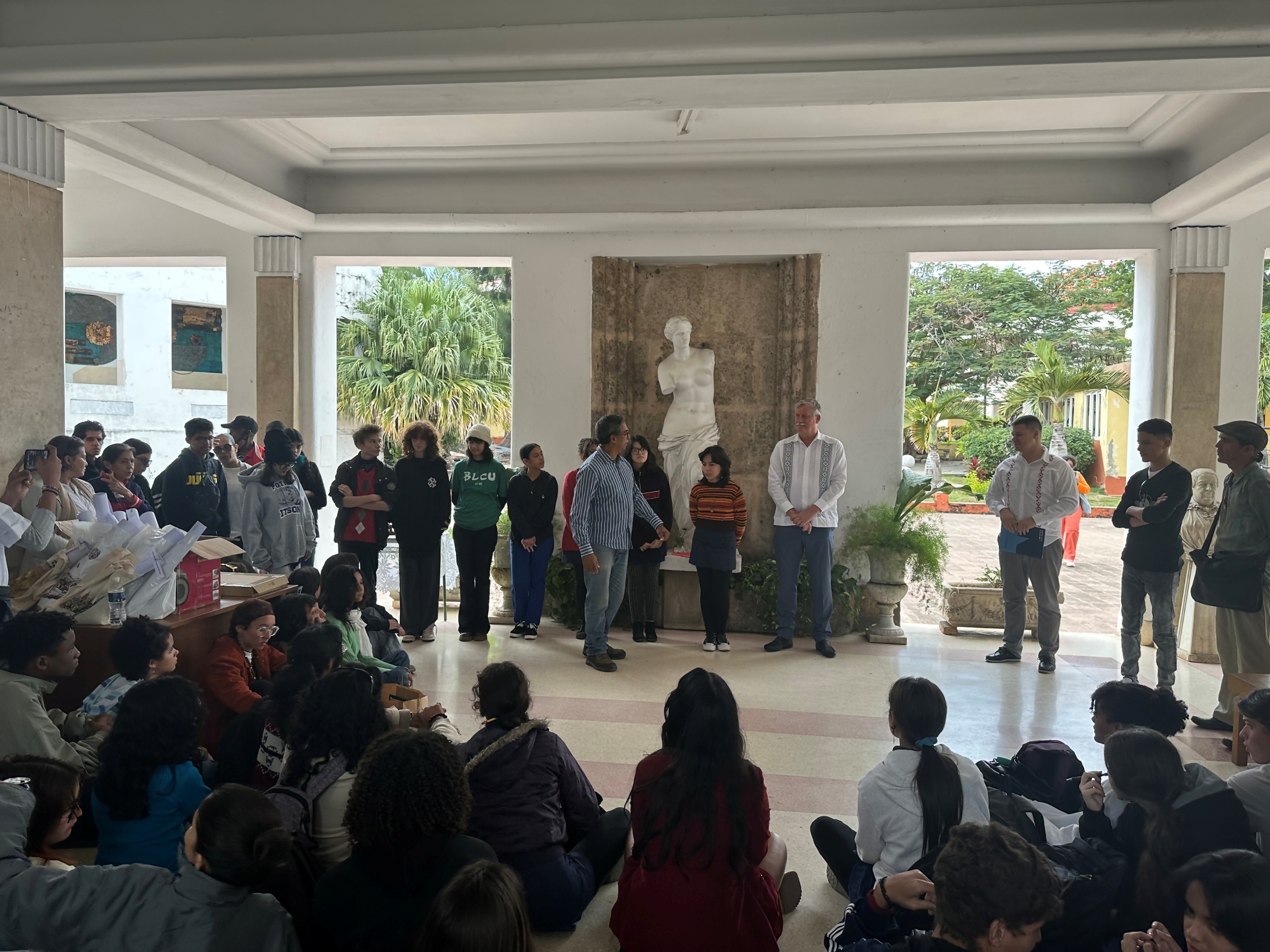 Velvyslanec s ředitelem akademie