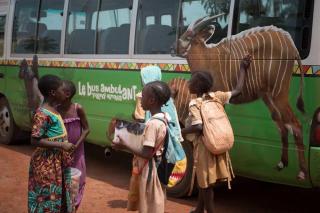 Le bus ambulant dans la petite ville de Messamena avant le début de son premier voyage officiel. Il est décoré avec des images de gorilles et de bongos.