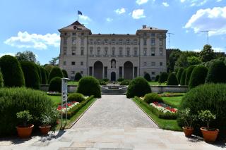 Budova Černínského paláce ze zahrady