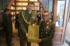 Agregado Militar recibe un libro sobre F. Bolognesi, héroe nacional del Perú - Vojenský přidělenec dostává knihu o peruánském národním hrdinovi F. Bolognesovi