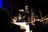 06 Dirigent komorního orchestru Dennys Serafim během koncertu ve Vitória