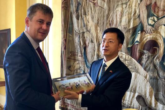 Náměstek Petříček přijal nového čínského velvyslance