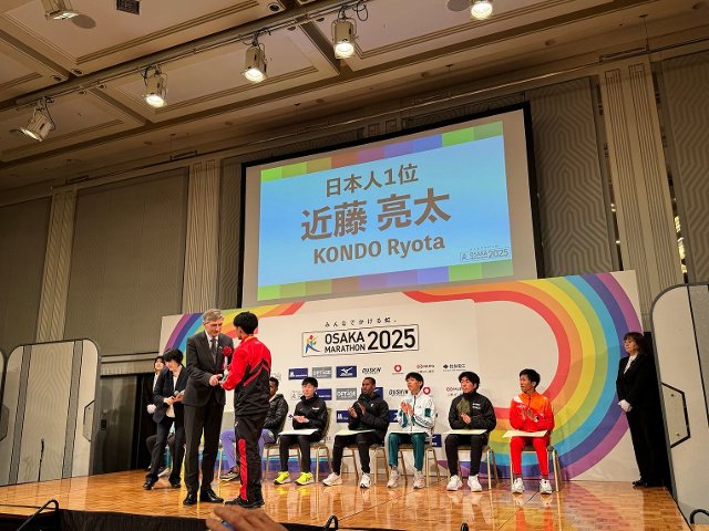 Ambassador of the Czech Republic to Japan, Mr. Martin Klučar, presented the Ambassador's Cup made of Czech crystal to the best Japanese runner of the race.