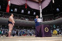 Velvyslanec předal český pohár vítězi letního Grand Sumo turnaje