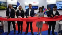 Slavnostní přestřižení pásky a oficiální otevření českého pavilonu na veletrhu SEMICON Taiwan 2026 (zleva: Jiří Háze, VUT, David Steinke, ČEKK, Jan Michal, CzechInvest, Pei-Chi Kuan, Ministerstvo hospodářství Tchaj-wanu, Allen Cheng, Teala)